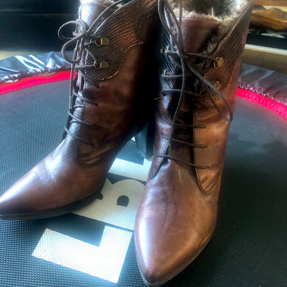 Glove Eispanitas heeled boots made in Spain. Size 37. Fur lined. Excellent cond